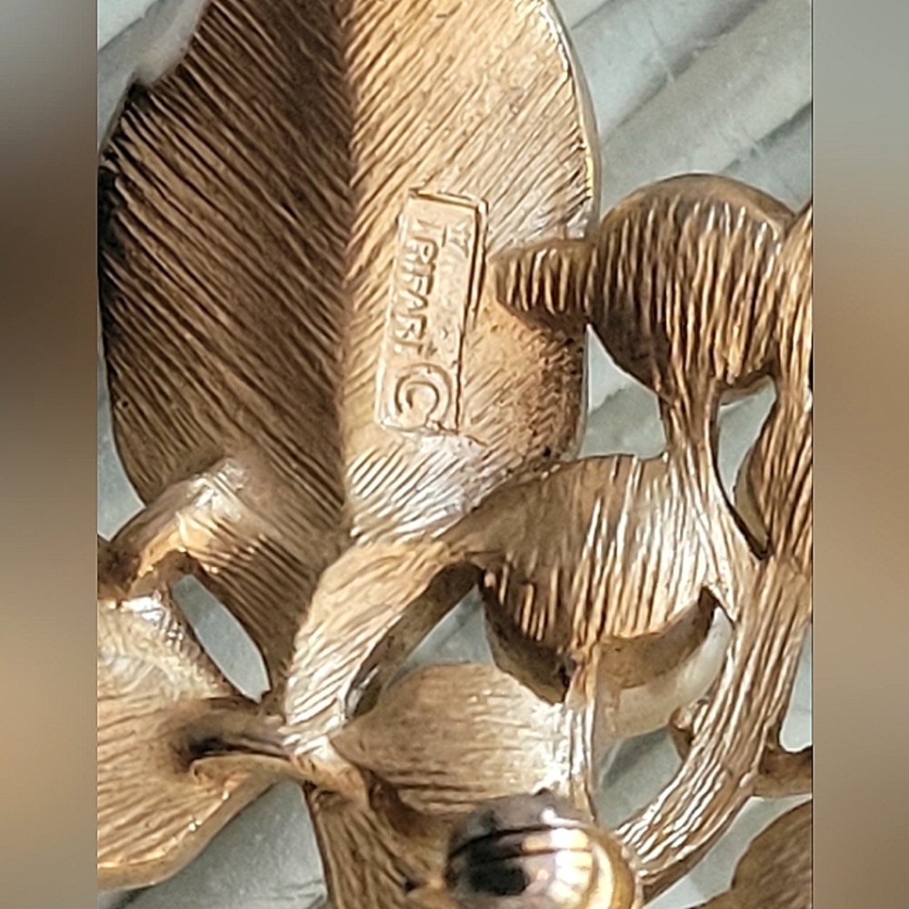 Crown Trifari Grape Cluster Faux Ivory Pearl Gold Brooch Vintage - Picture 3 of 4